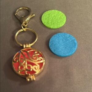 Elegant Gold scroll pattern Keychain Accessory.